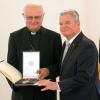 Robert Zollitsch (l) war im Jahr 2014 von Bundespräsident Joachim Gauck mit dem Bundesverdienstkreuz ausgezeichnet worden.