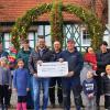 Die Firma Stahl & Edelstahldesign Uridil hat dem Obst- und Gartenbauverein zwei Gestelle für die Brunnen in Serkendorf und Uetzing gespendet.