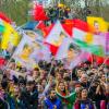 Ein Fahnenmeer bei der zentralen Feier zum kurdischen Neujahrsfest «Newroz» in Frankfurt.