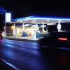 Eine Tankstelle bei Nacht.
