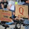 Schilder bei einer Protestkundgebung der Initiative «Querdenken 711» in Stuttgart.