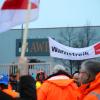 Streikende stehen vor dem Werkstor der AWB Abfallwirtschaftsbetriebe in Köln. Die Gewerkschaft Verdi setzt die Warnstreiks im öffentlichen Dienst in NRW fort.