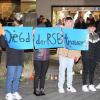 Mehrere Schülerinnen und Schüler drückten ihre Trauer aus. Mehrere Schülerinnen und Schüler drückten ihre Trauer aus.