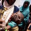 In einer medizinischen Einrichtung in der von Hunger geplagten Region Somali in Äthiopien wird der Armumfang eines Babys gemessen.