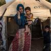 Eine Frau und ihr gelähmtes Kind im syrischen Aleppo sind nach dem jüngsten Erdbeben in einer Notunterkunft untergebracht.