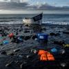 Ein verlassenes Holzboot, mit dem Flüchtlinge über das Meer gefahren sind: Laut der UN-Organisation für Migration liegen die wahren Opferzahlen wahrscheinlich höher als die registrierten.