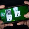 Zocken am Smartphone: Wird der Rahmen einer Hobbytätigkeit überschritten, gilt das Spielen laut Gericht als gewerblich - und damit steuerpflichtig.
