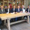 Die ersten, druckfrischen Broschüren für die Kommunalpolitik liegen bereit: (v. li.): Giulia Dinkel, Dieter Leicht, Gerhard Wunder, Thomas Müller und Lothar Winkler vom ALE, Helmut Fischer, Christian Gunsenheimer und Stefan Dinkel.