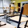 Stühle stehen in einem Klassenzimmer in einer Grundschule auf den Tischen. (Symbolbild)