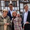 Altkanzlerin Angela Merkel (l-r), NRW-Ministerpräsident Hendrik Wüst, Bürgermeisterin Sabine Preiser-Marian und Landrat Markus Ramers in Bad Münstereifel.