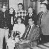 Das Silberhochzeitspaar Pam und David Starline (sitzend) aus Vandalia erneuert vor Bürgermeister Winfred Bogdahn (stehend, 2.v.re.) im Lichtenfelser Rathaus sein Eheversprechen. Mit im Bild: (Stehend, v.re.) Hans Paul Dinkel (als Gastgeber des Paars) sowie Ralf Kuchlbauer und Paul Blomeier vom Partnerschaftskomittee. Repro: Wegner
