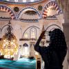 Eine Besucherin fotografiert die Sehetlik-Moschee am Columbiadamm in Berlin.