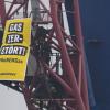 Greenpeace-Aktivisten protestieren auf einem Kran gegen den Start der Verlegung einer Gas-Pipeline im Hafen von Mukran im Norden der Insel Rügen.