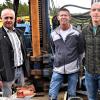 Erster Bürgermeister Robert Hümmer, Bauleiter Klaus Faiß von der Bohrtechnik Roßwag und der Projektkoordinator Dr. Thomas Mann von der Bundesanstalt für Geowissenschaften und Rohstoffe (v. li.) an der Bohrstelle.