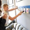 Jonas und Alina haben einen Code mit UV-Licht entdeckt. Gemeinsam müssen sie ihn nun entschlüsseln.