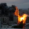 Nach einem israelischen Luftangriff auf ein palästinensisches Wohngebiet steigt Rauch nach der Explosion auf.