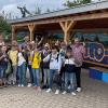 Die Klasse 6cG mit (v. li.): Konrektorin Alexandra Riedl, Klassenleiter Dominik Wirth, Graffiti-Künstler Alex Reuther und Schulleiter Bernd Schick