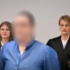 Die Angeklagte Andrea Tandler (M.) zu Prozessbeginn zwischen ihren beiden Anwältinnen.