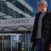 Landrat Meißner vor dem Regiomed-Klinikum. Landrat Meißner vor dem Regiomed-Klinikum.