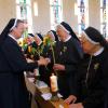 Generaloberin Schwester Regina überreicht jeder Schwester zum Jubiläum eine Sonnenblume. Generaloberin Schwester Regina überreicht jeder Schwester zum Jubiläum eine Sonnenblume.
