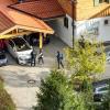 Zollbeamte während einer Razzia in einer Villa am Tegernsee.