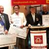 Auszeichnung der DLRG für die Grundschulen (v. li.): Konrektorin Birgit Rupp von der Friedrich-Baur-Grundschule Burgkunstadt, DLRG-Schwimmausbilder Volker Thormählen, Rektor Stefan Kern von der Grundschule Altenkunstadt, DLRG-Vorsitzender Werner Schneider, Zweiter Bürgermeister Matthias Müller (Weismain) und Robert Wilm von der DLRG.
