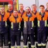 14 Feuerwehrkameraden aus der Alarmierungseinheit Schwabthal legten am Samstagnachmittag unter der Aufsicht von Kreisbrandmeisterin Sigrid Mager, Kreisbrandmeister Marko Fischer, Kreisbrandinspektor Siegfried Hammrich sowie Schiedsrichterin Christina Vogel die Leistungsprüfung „Gruppe im Löscheinsatz“ mit Erfolg ab. Die Gruppe hatte 240 Sekunden Zeit, um eine Wasserversorgung mithilfe einer Saugleitung aufzubauen und drei Eimer umzuspritzen. Kreisbrandinspektor Hammrich überreichte den Kameraden aus Schwabthal einmal Gold-Blau und zweimal Gold-Rot. Die Feuerwehrleute aus Kümmersreuth erhielten einmal Bronze, zweimal Silber, einmal Gold-Blau und einmal Gold-Rot. Die Frauendorfer bekamen einmal Bronze, dreimal Silber, einmal Gold und einmal Gold-Rot. Hammrich freute sich, dass die Alarmierungseinheit hier lebt und die Leistungsprüfung zusammen abgelegt wurde. Kreisbrandmeister Fischer lobte die gute Leistung der beiden Gruppen. Jürgen Zapf sprach im Namen der Mannschaft den beiden Ausbildern Lukas Hetzel und Christian Betz seinen Dank aus. Markus Zipfel, Kommandant der Schwabthaler Wehr, dankte für den Übungseifer im „oberen“ Lautergrund. „Die Einsätze der letzten Tage haben gezeigt, dass wir eine Alarmierungseinheit haben. Nur gemeinsam sind wir stark“, so Zipfel zum Schluss.TEXT/