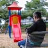 Tobias sitzt allein an einem Spielplatz. Der Vater eines Kindes zieht wegen einer Vaterschaftsanfechtung vor das Bundesverfassungsgericht.