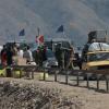 Ethnische Armenier aus Berg-Karabach und Beobachter der Europäischen Union fahren mit ihren Autos an einem Kontrollpunkt auf der Straße von Berg-Karabach nach Goris vorbei.