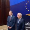 Der ukrainische Außenminister Dmytro Kuleba (l.) und der EU-Außenbeauftragte Josep Borrell sprechen zur Eröffnung des informellen EU-Außenministerrates in Kiew.