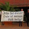Direkt vor der Stadtratssitzung: Mitglieder des Bund Naturschutz um Kreisvorsitzenden Anton Reinhardt (2. v. li.) protestieren vor der Adam-Riese-Halle gegen die Erweiterung des Steinbruchs.