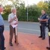 Günter Scheler und Anton Reinhardt (v. li.) vom Bund Naturschutz dürfen sich „versammeln“,  aber nicht unangemeldet demonstrieren, erklären die Polizeibeamten Ronny Beck und Thomas Rebhan.