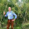 Ein Bauwerk aus Weiden züchtet Arnt-Uwe Schille in seinem Garten. Wenn die Stämme groß genug sind, sollen sie miteinander zu Bogen verflochten werden. Ein Bauwerk aus Weiden züchtet Arnt-Uwe Schille in seinem Garten. Wenn die Stämme groß genug sind, sollen sie miteinander zu Bogen verflochten werden.