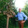 Naturfreund: Dr. Arnt-Uwe Schille hat aus skurril gewachsenen Baumstämmen und Fundstücken einen kleinen Skulpturenpark in seinem Garten zusammengestellt. Neue Ideen will er auch im Landratsamt einbringen.