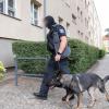 Einsatzkräfte der Polizei führen eine Razzia gegen eine Neonazi-Gruppe in Berlin-Alt-Hohenschönhausen durch.