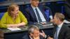 Finanzminister Christian Lindner (FDP) spricht im Bundestag mit Familienministerin Lisa Paus (Grüne).