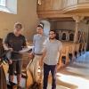 Bestandaufnahme zum Beginn der Renovierung der Fünfwundenkapelle (v. li.): Pater Josef Gibus, Architekt Georg Schilling, der Verwaltungsleiter des Seelsorgebereichs Obermain-Jura Niklas Stadelmann und Kirchenpfleger Elias Popp.
