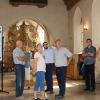 Kirchenpfleger Elias Popp (5. v. li.) erklärte bei einer Führung durch die Fünfwundenkapelle, was alles ausgebessert werden muss.
