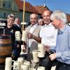 Diplom-Braumeister Andreas Leikeim, Erster Bürgermeister Robert Hümmer, Landrat Christian Meißner und Regierungsvizepräsident Thomas Engel waren auch beim Straßenfestauftakt mit dabei. Diplom-Braumeister Andreas Leikeim, Erster Bürgermeister Robert Hümmer, Landrat Christian Meißner und Regierungsvizepräsident Thomas Engel waren auch beim Straßenfestauftakt mit dabei.