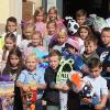 Schwürbitz   25 ABC-Schützen waren ganz gespannt auf den Schulanfang. Mit einem Gottesdienst in der katholischen Herz-Jesu-Kirche, gehalten von Pfarrer Lars Rebhan, startete der große Tag in Schwürbitz. Auch die Zweit-, Dritt- und Viertklässlerinnen und -klässler begrüßten die Neuankömmlinge mit Liedern und Gedichten. Anschließend konnten die Jungen und Mädchen der ersten Klasse ihre erste Unterrichtsstunde mit ihrem Lehrer Herrn Maisch erleben. Die Eltern, Geschwister, Großeltern und Paten wurden in der Zwischenzeit im Pfarrzentrum vom Elternbeirat bewirtet und bekamen von der Schulleiterin Alexandra Engelhardt die wichtigsten Informationen für die ersten Tage mitgeteilt. Text: Engelhardt/