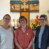 Bei der Verabschiedung: Rektorin Susanne Krauß und Katechetin Angelika Geyer sowie die Leiterin des Schulreferats, Harriet Eisentraut.