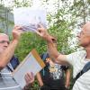 Heimatforscher Bernhard Christoph (re.) zeigte den Teilnehmer der Exkursion, assistiert von Ulrich Sünkel, dem Leiter der CHW-Ortsgruppe Lichtenfels, einen Plan der Burg Rauschstein, die rund 2700 Quadratmeter groß gewesen war.