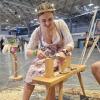 Die Korbstadtkönigin probiert sich am Weidenhobel auf dem Weltfestival in Polen aus. Die Korbstadtkönigin probiert sich am Weidenhobel auf dem Weltfestival in Polen aus.