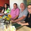 Geselligkeit mit Parteifreunden: Landtagskandidatin Dr. Susann Freiburg (re.) mit Siegbert Koch, Mathias Söllner und Dr. Christine Schmidt.