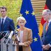 EU-Kommissionspräsidentin Ursula von der Leyen (M), Nordrhein-Westfalens Ministerpräsident Hendrik Wüst (l) und Niedersachsens Ministerpräsident Stephan Weil geben nach dem Treffen ihre Statements ab.