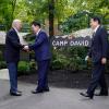 US-Präsident Joe Biden (l) begrüßt seine Gäste zum Gipfel in Camp David.