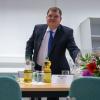 Blumen für den neuen Bürgermeister von Raguhn-Jeßnitz: Hannes Loth von der AfD.