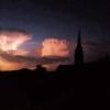 Ein Eindruck vom starken Gewitter über Thüringen am Montagabend, aus der sicheren Distanz von Bad Staffelstein aus fotografiert. Vor den Wolken  isz die Silhouette  der Kirche Sankt Kilian erkennbar.