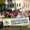 Die rechtsextreme Kleinstpartei «Freie Sachsen» war mit ein paar Dutzenden Anhängern unter anderem mit einem Plakat und der Aufschrift «Kretschmer verhaften» aufmarschiert.
