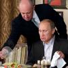 Söldnerführer Jewgeni Prigoschin serviert dem russischen Präsidenten Wladimir Putin in Prigoschins Restaurant außerhalb von Moskau Essen. Putin bestätigte indirekt dessen mutmaßlichen Tod bei einem Flugzeugabsturz.